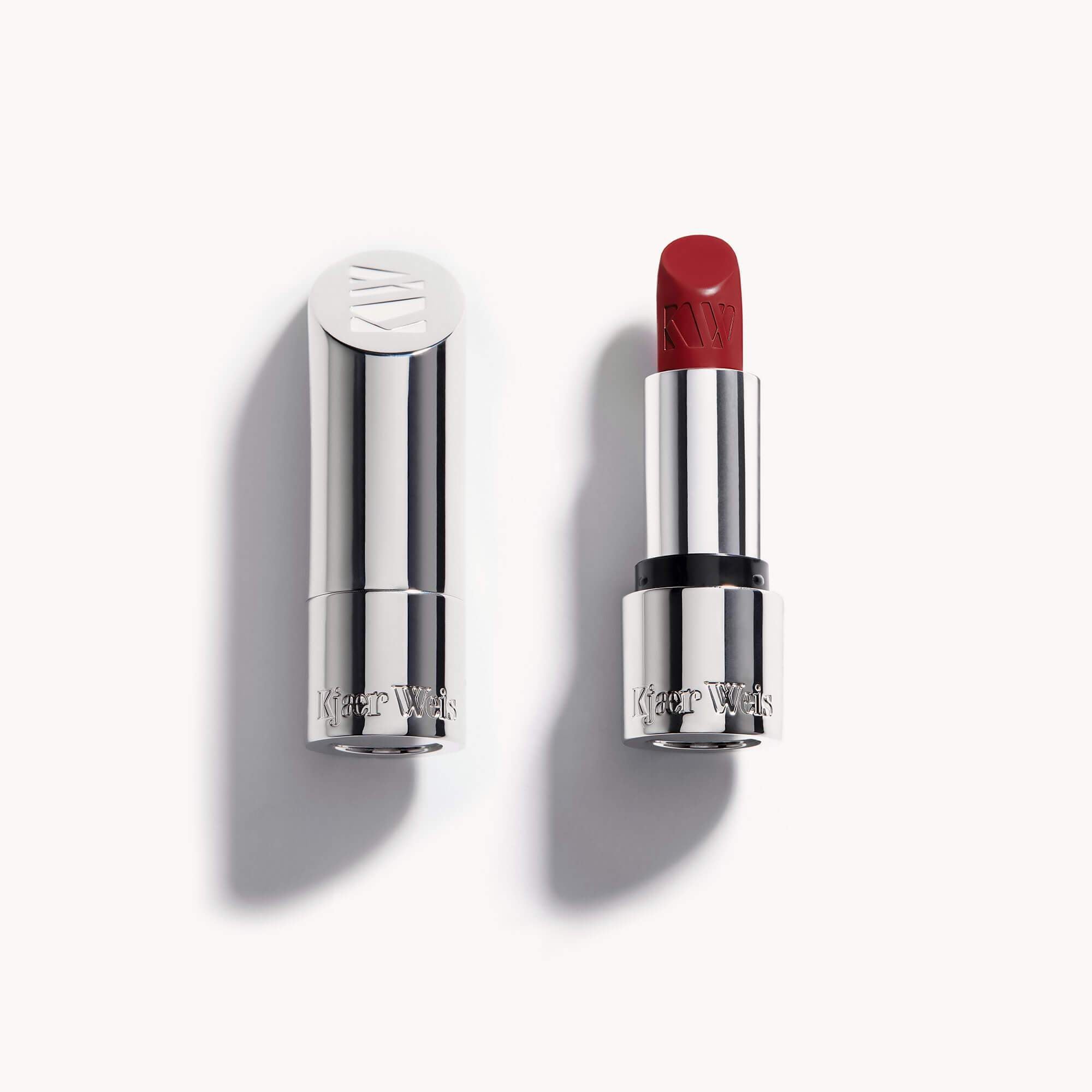 Kjaer Weis Red Edit Lipstick Authentic – silberner Stift, roter Lippenstift, weißer Hintergrund – Make-up