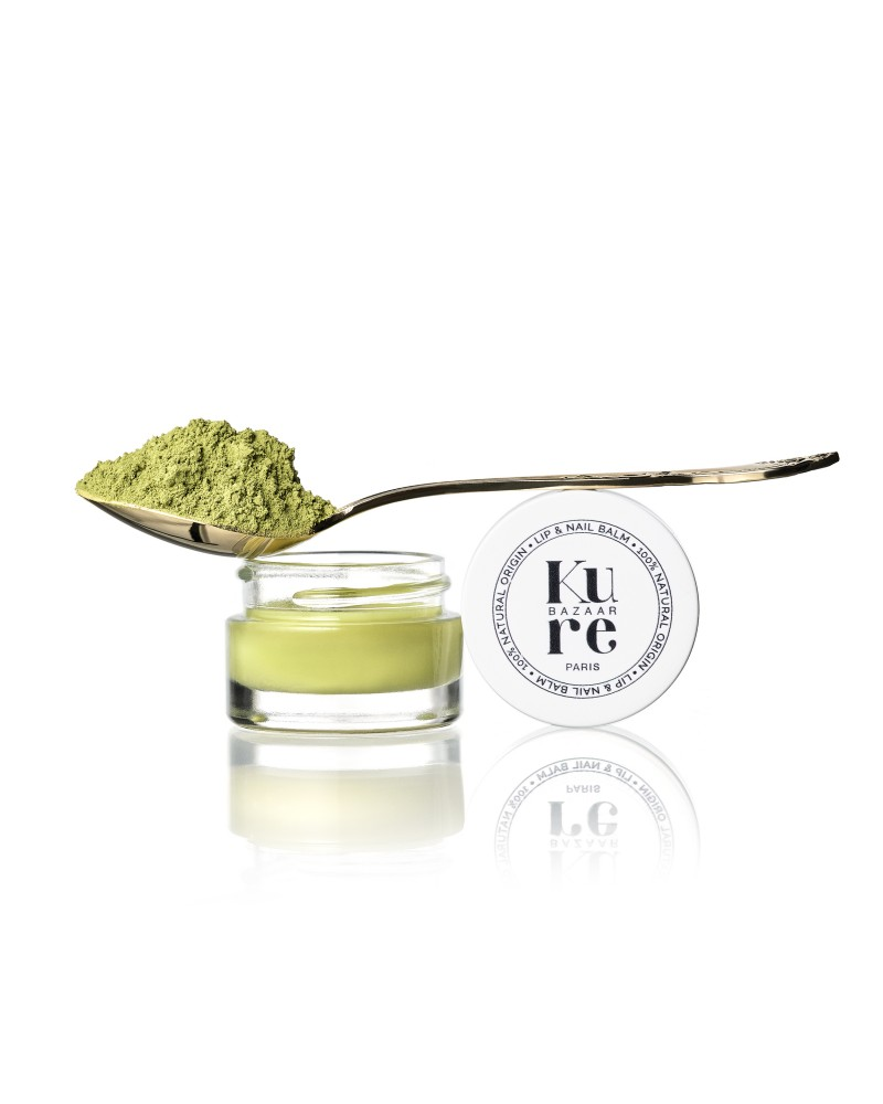 Kure Bazaar Lip & Nail Balm Matcha – kleiner Glasbehälter mit weißem Deckel, grüner Balsam, weißer Hintergrund – Lippenpflege