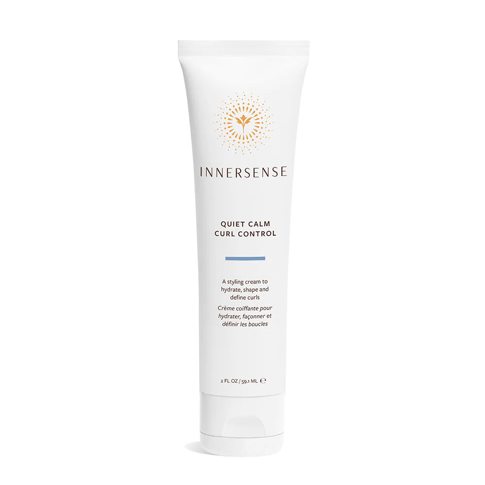 INNERSSENSE Quiet Calm Curl Control – weiße Tube 59,1 ml, weißer Deckel, weißer Hintergrund – Lockenpflege