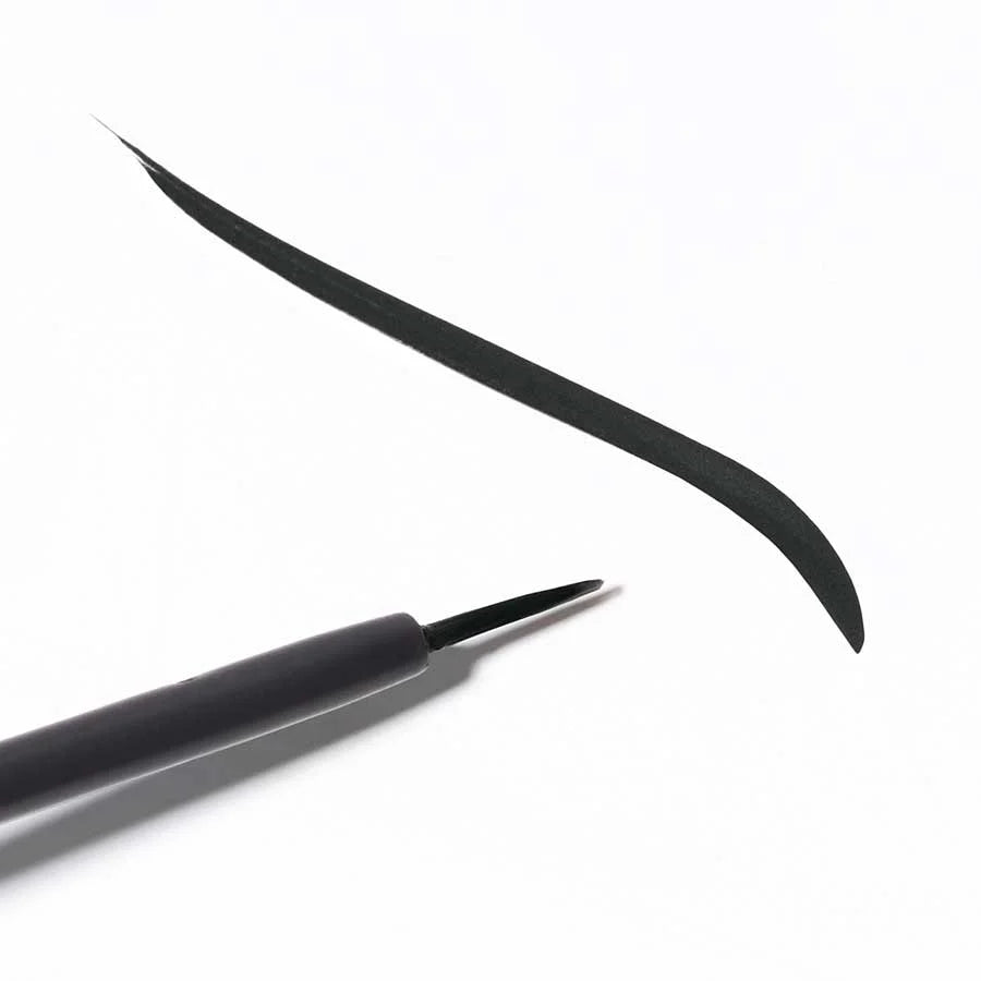 Flüssiger Eyeliner 01 Schwarz – schwarzer Stift mit feiner Spitze, weißer Hintergrund – Augen-Make-up
