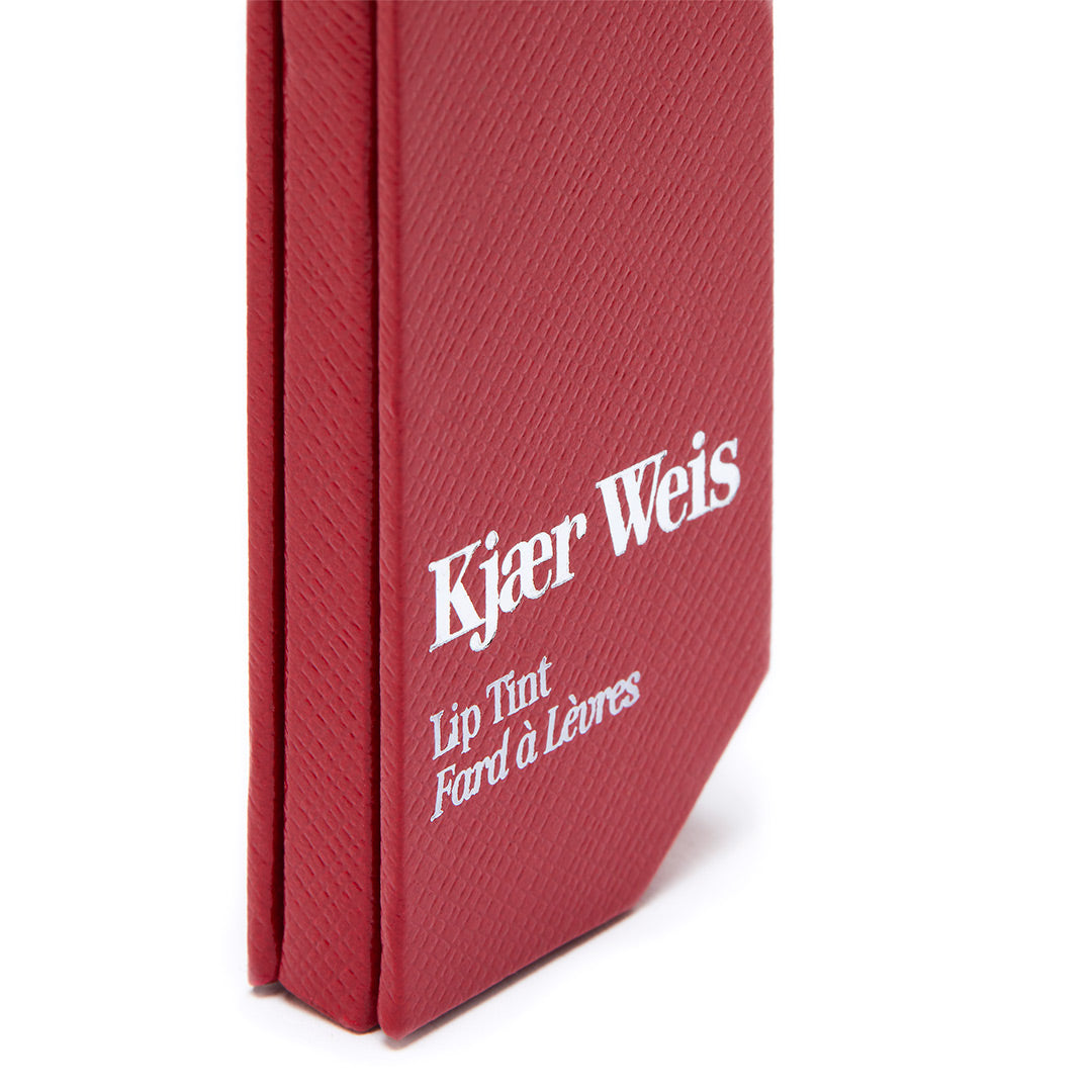 Kjaer Weis Lip Tint – rote Texturverpackung, weißer Schriftzug, weißer Hintergrund – Lippenpflege