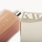 Kylie Skin Iconic Edition 30ml Flasche mit Metallverschluss, rosafarbener Behälter, weißem Hintergrund – Hautpflege
