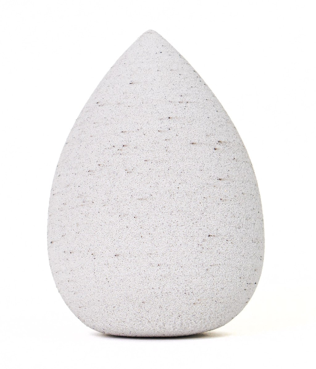 Beauty Sponge – grauer Tropfenform-Schwamm, weißer Hintergrund – Make-up Werkzeug