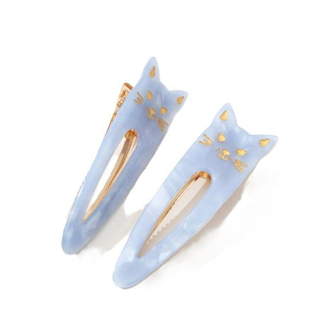 Katze Oval Saltwater Blue – hellblaue Haarspangen mit goldener Katzenverzierung, weißer Hintergrund – Haarstyling