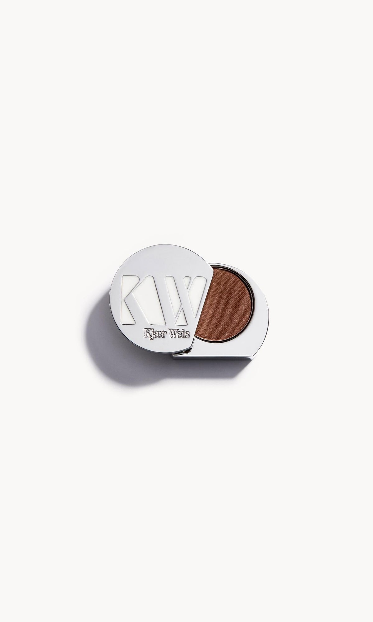 Kjaer Weis Eye Shadow Refill, Lidschatten-Nachfüllung in silberner Metallverpackung, offen, brauner Farbton.