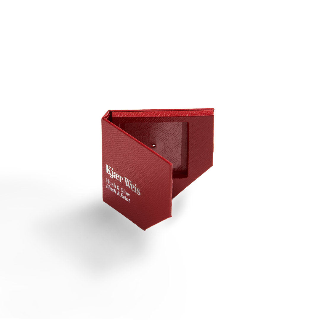 Kjaer Weis Flush & Glow – rote Verpackung mit weißer Schrift, weißer Hintergrund – Make-up