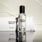 Chasing Ghosts Parfum – klares Glasfläschchen 15ml, schwarzer Deckel, weißer Hintergrund – Parfüm