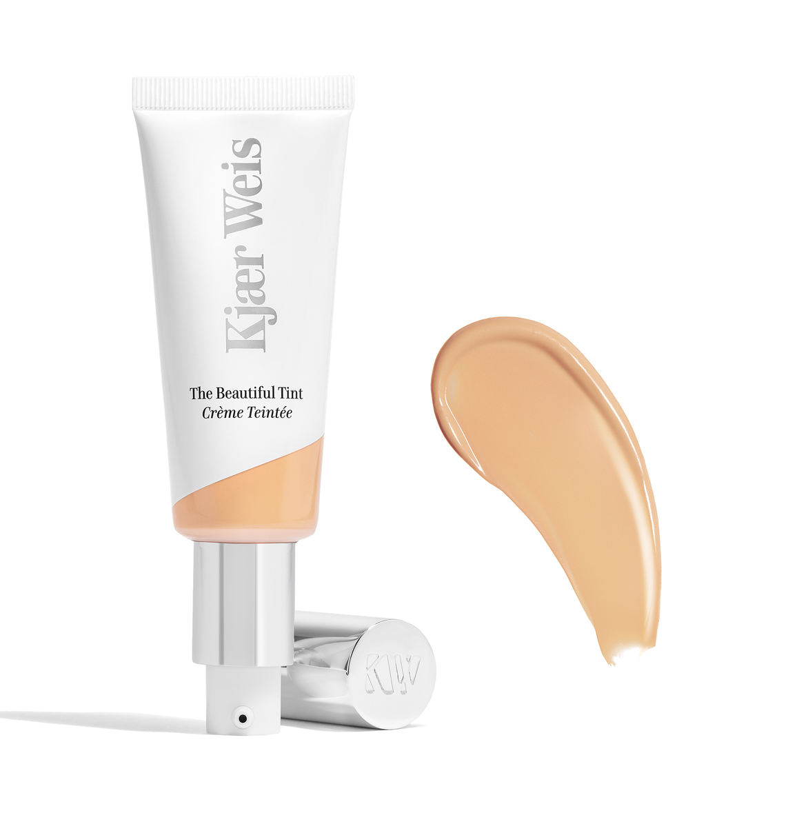 Kjaer Weis The Beautiful Tint Fair 4 – weiße Tube mit silbernem Pumpverschluss, weißer Hintergrund – getönte Creme