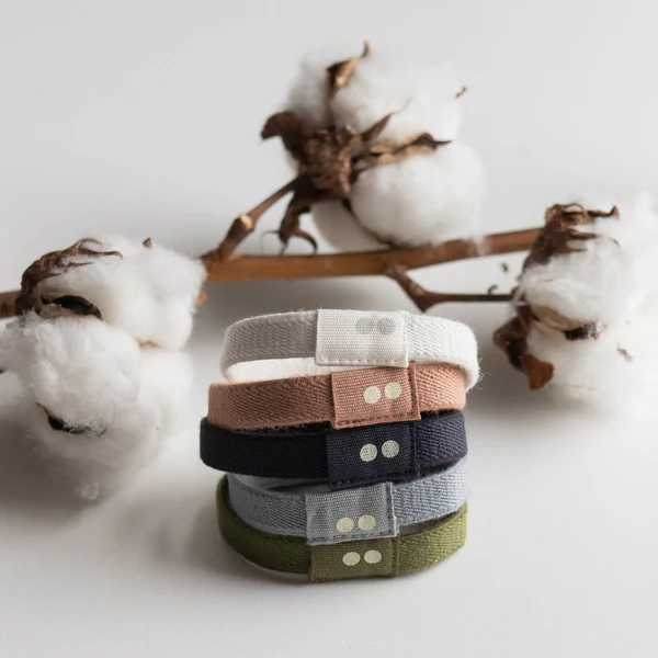 Plastic Free Flat Hair Ties Classics – mehrfarbige Haargummis, weißer Hintergrund mit Baumwolle – Haarpflege