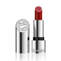 Kjaer Weis Lippenstift Kw Red – silberner Tubus, roter Stift, weißer Hintergrund – Make-up