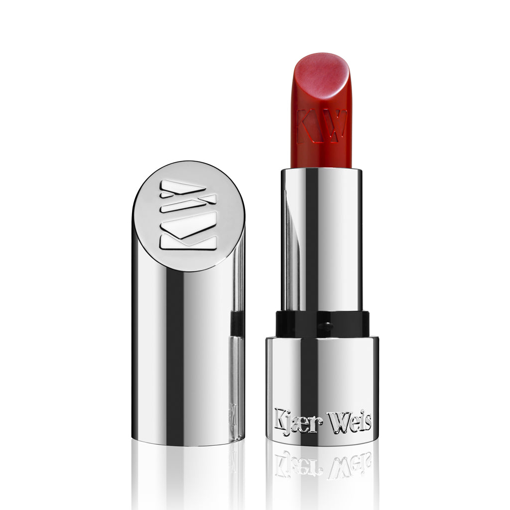 Kjaer Weis Lippenstift Kw Red – silberner Tubus, roter Stift, weißer Hintergrund – Make-up