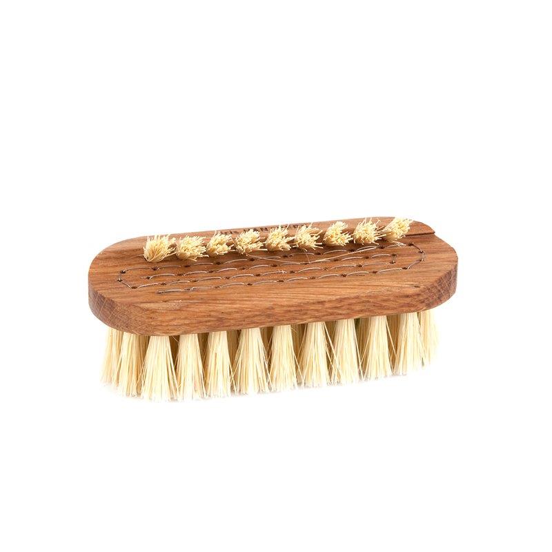 Nailbrush Lovisa – Holz-Nagelbürste mit natürlichen Borsten, weißem Hintergrund – Nagelpflege