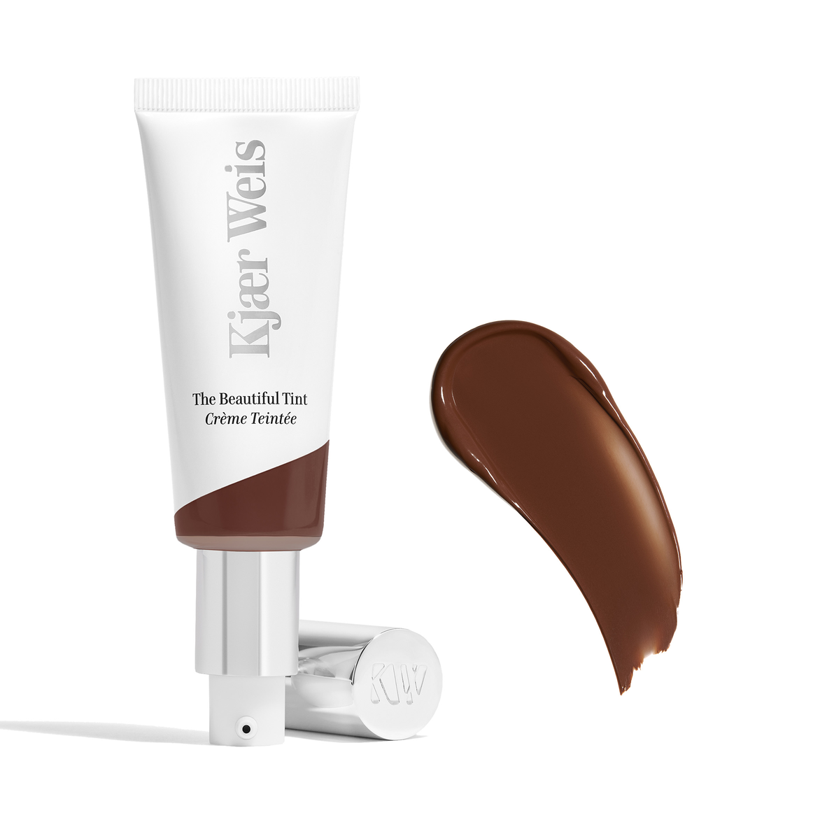 Kjaer Weis The Beautiful Tint Deep 5 – weiße Tube mit silbernem Pumpverschluss, weißer Hintergrund – Gesichtscreme