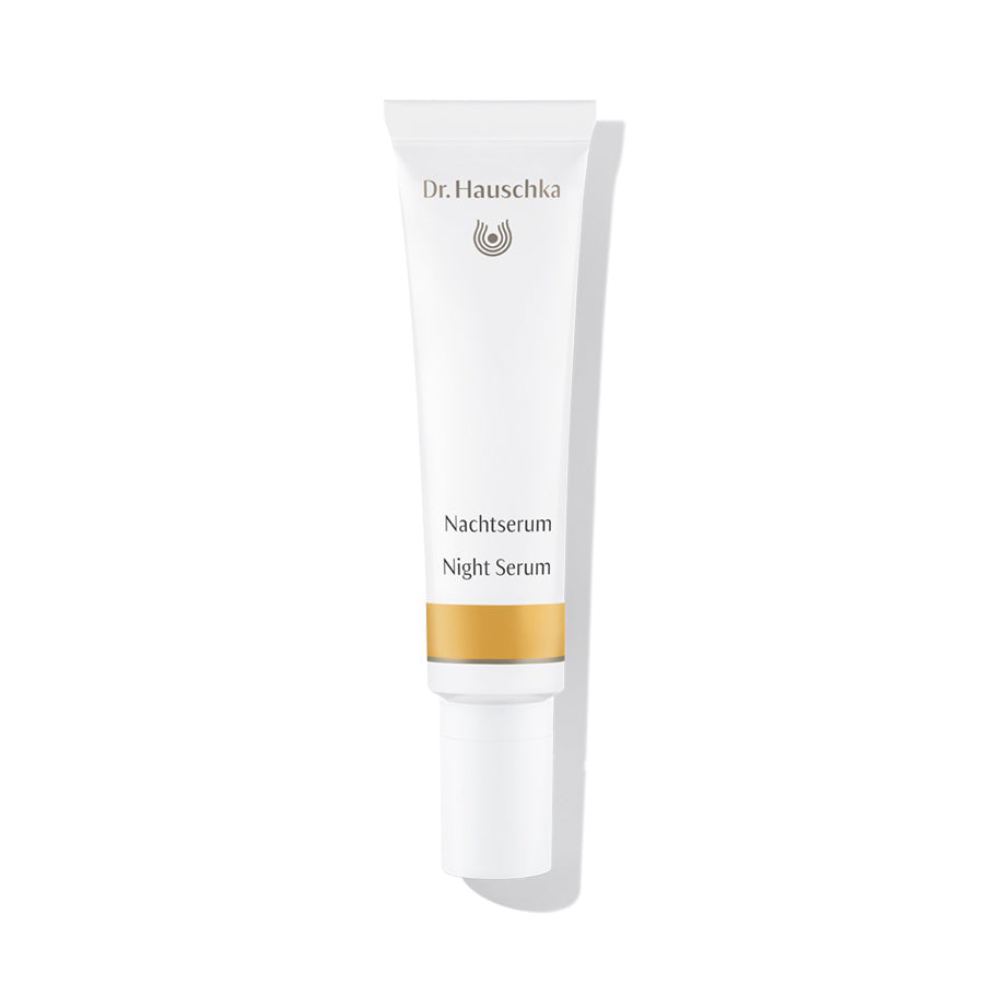 Dr. Hauschka Nachtserum – weiße Tube mit goldener Linie, weißem Verschluss, weißem Hintergrund – Hautpflege