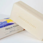 Maison Matine Erreur 404 Seife in cremeweißer Farbe mit farbenfroher Verpackung auf weißem Hintergrund, Hautpflege.