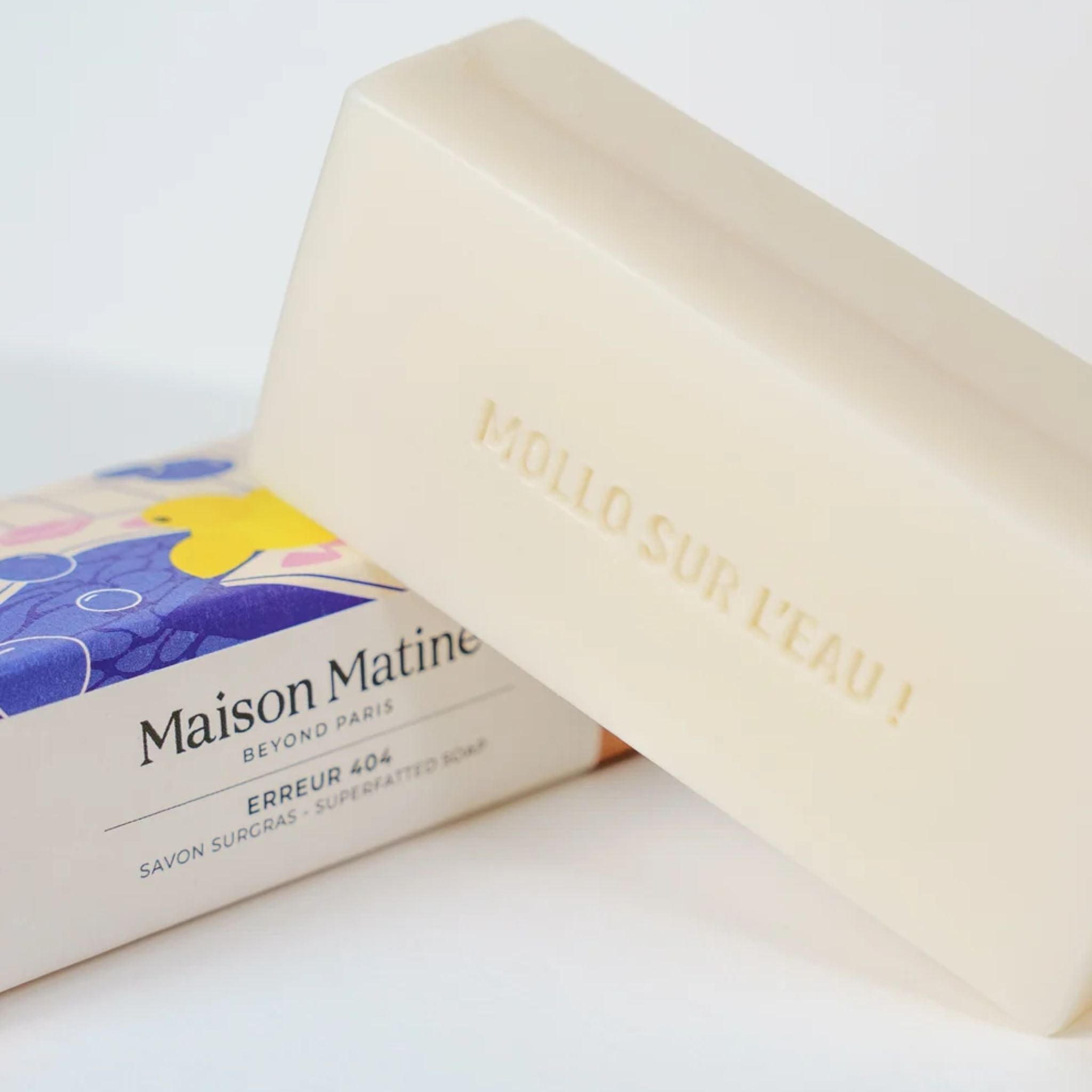 Maison Matine Erreur 404 Seife in cremeweißer Farbe mit farbenfroher Verpackung auf weißem Hintergrund, Hautpflege.