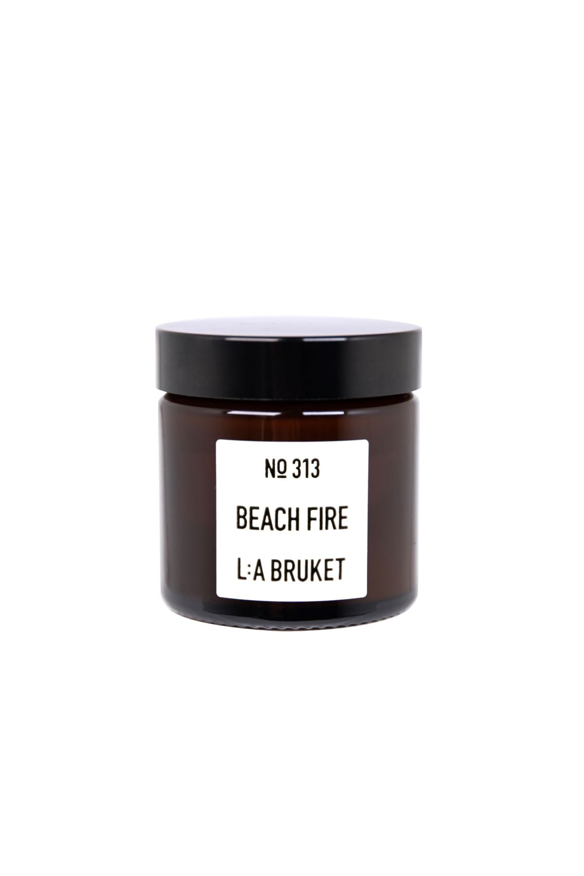 No. 313 Candle Beach Fire – braunes Glasgefäß 50g, schwarzer Deckel, weißer Hintergrund – Duftkerze