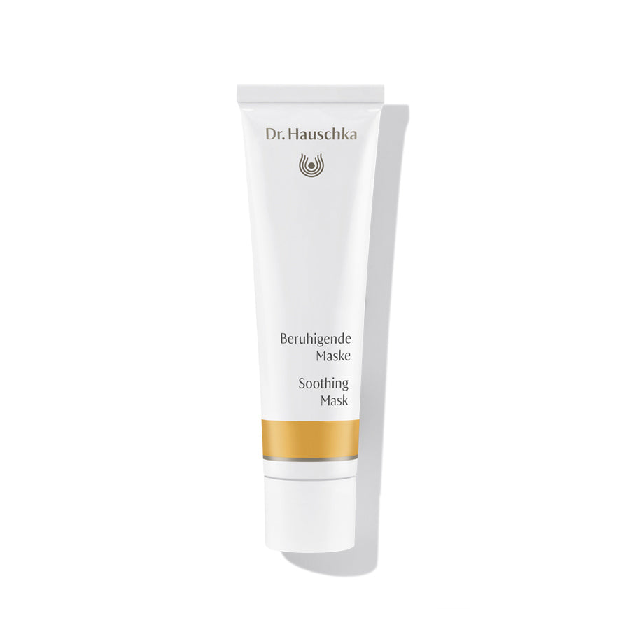 Dr. Hauschka Beruhigende Maske – weiße Tube mit goldener Linie, weißem Deckel, weißem Hintergrund – Hautpflege