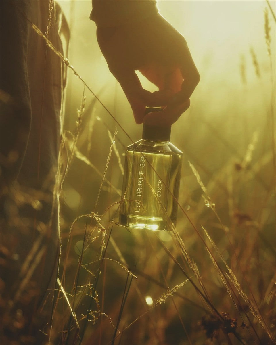 No. 335 Disir Eau de Parfum – quadratische Glasflasche mit schwarzer Sprühkopf-Kappe, goldener Hintergrund – Parfüm
