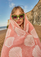 Shells Organic Cotton Waschlappen – rosafarbener Baumwollwaschlappen mit Muschelmuster, Strandhintergrund – Hautpflege