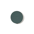 Natural Pressed Eye Shadow Synchronize Refill – dunkelgrüner Puder, runder Refill auf weißem Hintergrund – Augenmake-up