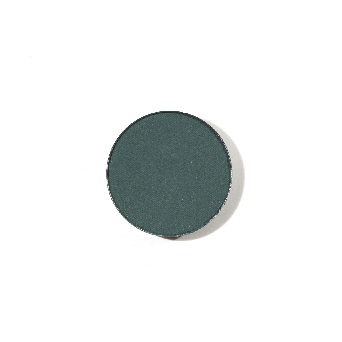 Natural Pressed Eye Shadow Synchronize Refill – dunkelgrüner Puder, runder Refill auf weißem Hintergrund – Augenmake-up