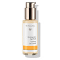 Dr. Hauschka Beruhigendes Tagesfluid – durchsichtige Flasche mit roségoldener Pumpe, weißem Etikett und orangefarbenem Streifen – Hautpflege