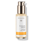 Dr. Hauschka Beruhigendes Tagesfluid – durchsichtige Flasche mit roségoldener Pumpe, weißem Etikett und orangefarbenem Streifen – Hautpflege