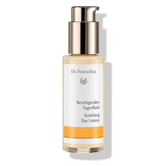 Dr. Hauschka Beruhigendes Tagesfluid – durchsichtige Flasche mit roségoldener Pumpe, weißem Etikett und orangefarbenem Streifen – Hautpflege