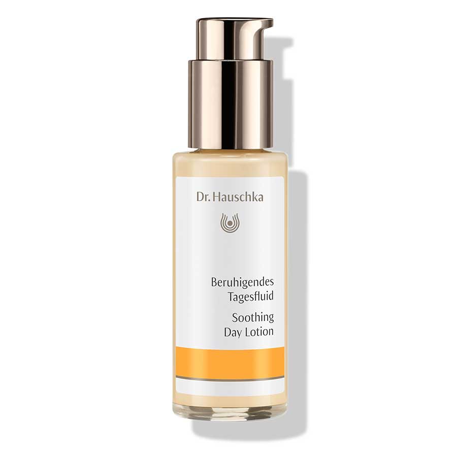 Dr. Hauschka Beruhigendes Tagesfluid – durchsichtige Flasche mit roségoldener Pumpe, weißem Etikett und orangefarbenem Streifen – Hautpflege