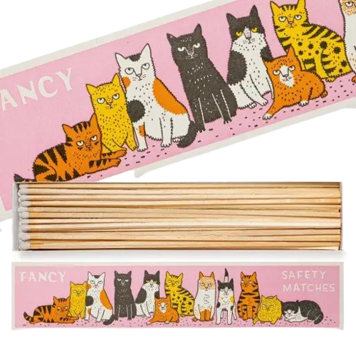 Fancy Cats Sicherheits Streichhölzer – rosa Karton mit bunten Katzen, Holzstiele, weißer Hintergrund – Haushaltsartikel