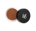 HiRO Mineral Foundation Hot Chocolate SPF 30 – durchsichtige Dose, braunes Pulver, schwarzer Deckel, weißer Hintergrund – Make-up