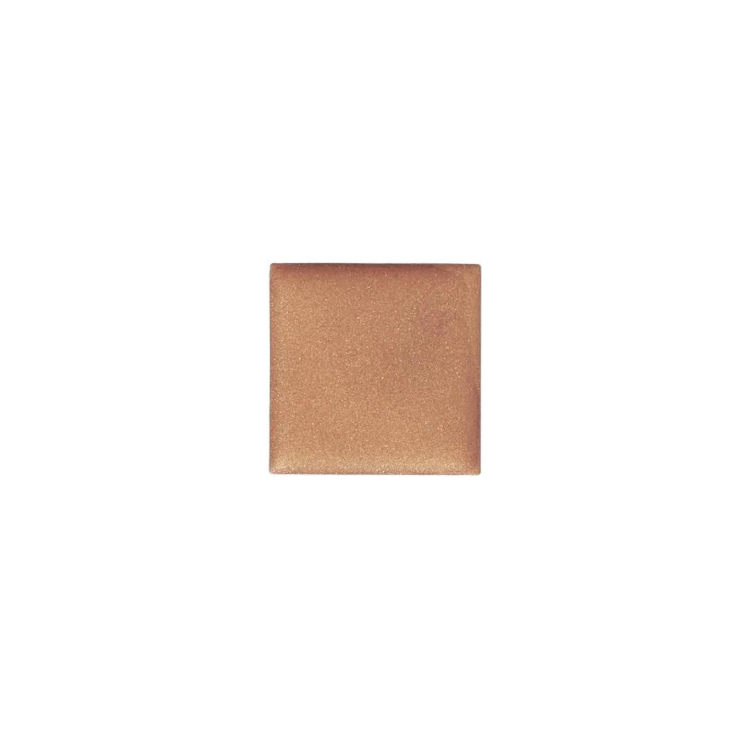 Cream Bronzer Lustrous – quadratisches, glitzerndes Bronzer-Produkt auf weißem Hintergrund – Gesichtsbräune