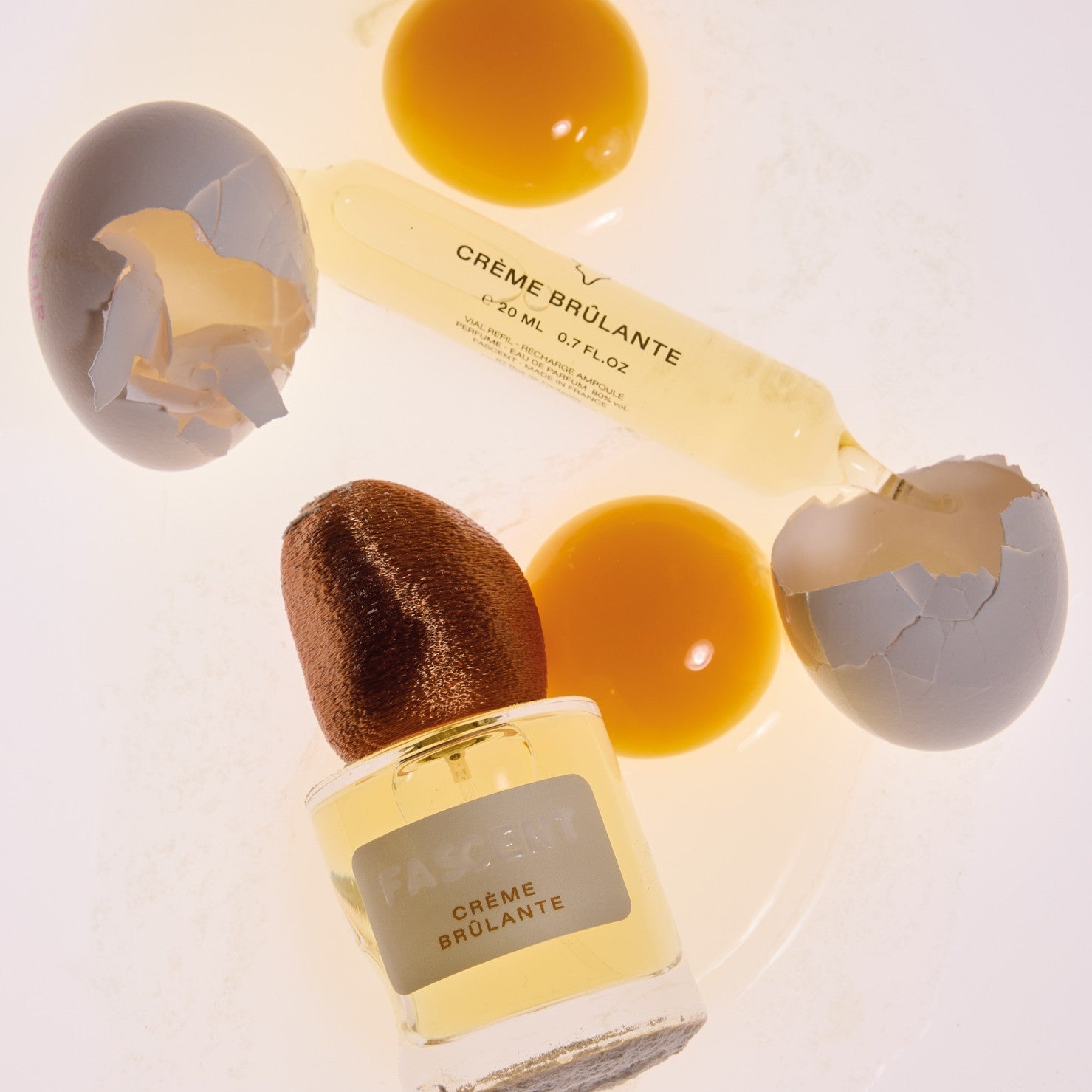 Fascent Crème Brûlante Eau de Parfum – quadratische Glasflasche mit braunem Samtkappen, 20ml, weißer Hintergrund – Parfüm
