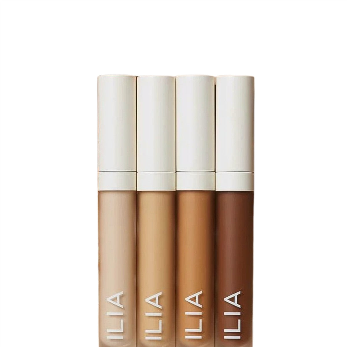 ILIA True Skin Serum Concealer – vier Tube-Formate, cremefarbene Deckel, weißer Hintergrund – Concealer