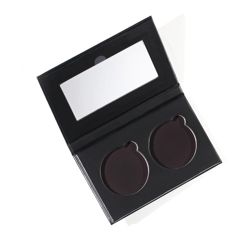 Refillable Makeup Palette 'double Dutch' – schwarzes Klappetui mit Spiegel, zwei Fächern, weißem Hintergrund – Make-up