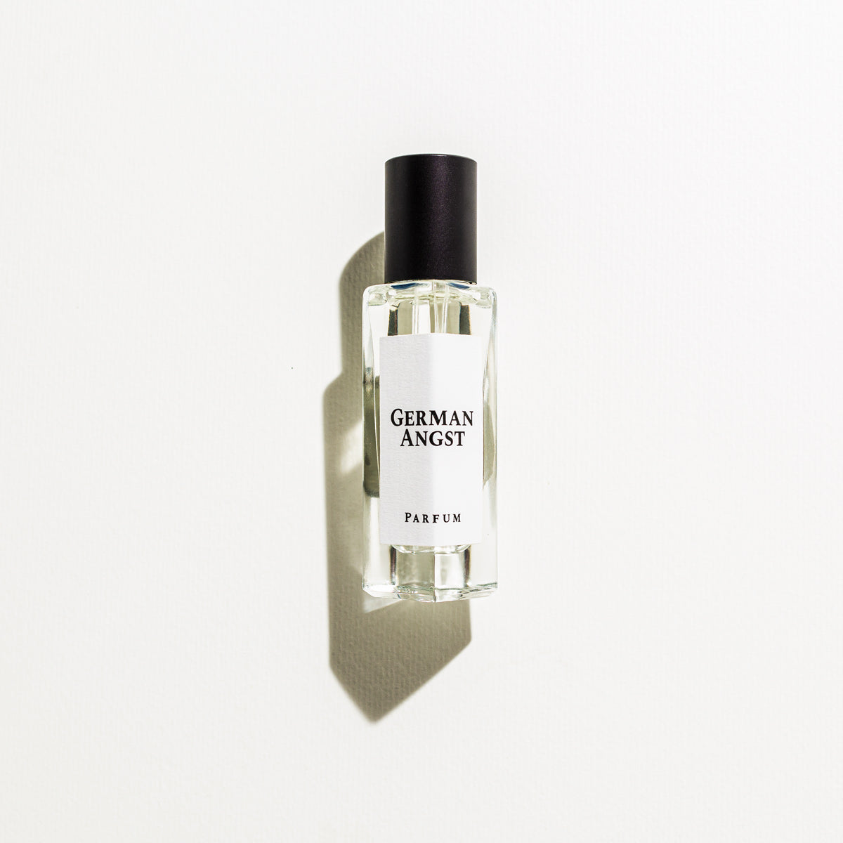 German Angst Parfum – klares Glasfläschchen 15ml, schwarzer Deckel, weißer Hintergrund – Parfüm