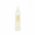 Julisis Pearl Body Serum – cremefarbene Sprühflasche 150ml, weißer Pumpverschluss, weißer Hintergrund – Körperpflege