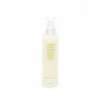 Julisis Pearl Body Serum – cremefarbene Sprühflasche 150ml, weißer Pumpverschluss, weißer Hintergrund – Körperpflege