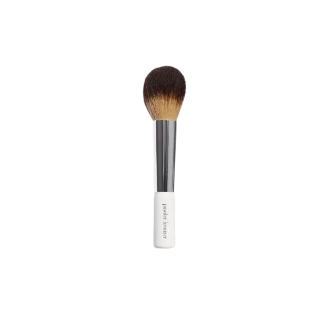 Powder Bronzer Pinsel – weißer Griff, silberner Metallring, braune Borsten auf weißem Hintergrund – Make-up