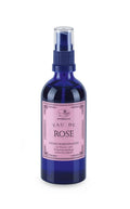 Apomanum Eau de Rose – dunkelblaue Sprühflasche mit rosafarbenem Etikett, weißem Hintergrund – Raumduft