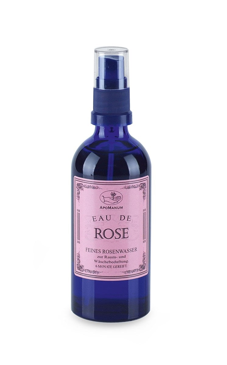 Apomanum Eau de Rose – dunkelblaue Sprühflasche mit rosafarbenem Etikett, weißem Hintergrund – Raumduft