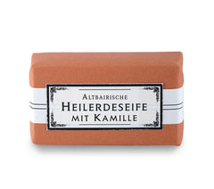 Altbairische Heilerdeseife mit Kamille – terrakottafarbene Seife, weißes Etikett, weißer Hintergrund – Hautpflege