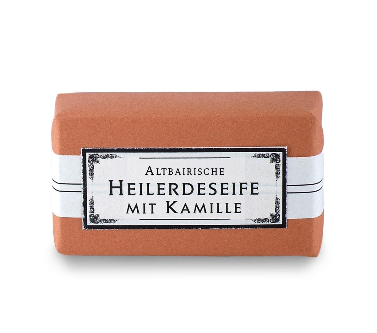 Altbairische Heilerdeseife mit Kamille – terrakottafarbene Seife, weißes Etikett, weißer Hintergrund – Hautpflege