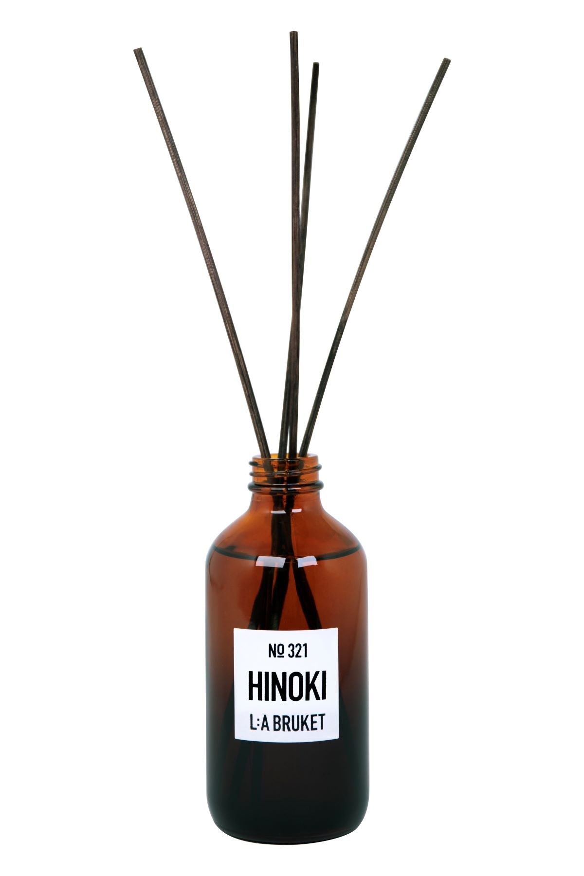L:A BRUKET No. 321 Hinoki Raumdiffusor – braunes Glasfläschchen mit Holzstäbchen, weißem Etikett und weißem Hintergrund – Duftdiffusor