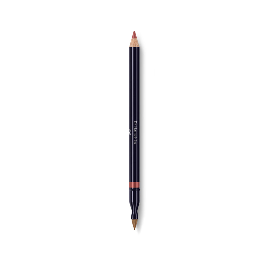 Dr. Hauschka Lip Liner 04 Cumaru – dunkelblaue Stiftverpackung, rosafarbener Akzent, weißer Hintergrund – Lippenkontur
