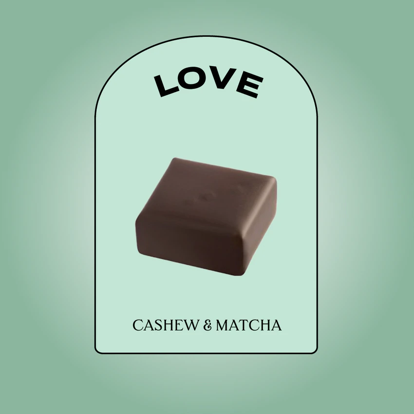 Nut Butter Schokolade Cashew & Matcha – quadratische Praline, mintgrüner Hintergrund – Beauty-Snack
