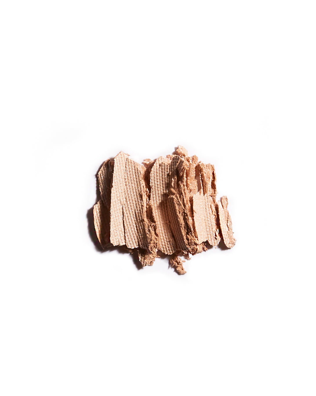 Eye Shadow Cloud Nine Refill – zerkleinerte cremige Textur in warmem Beige auf weißem Hintergrund – Augenmake-up