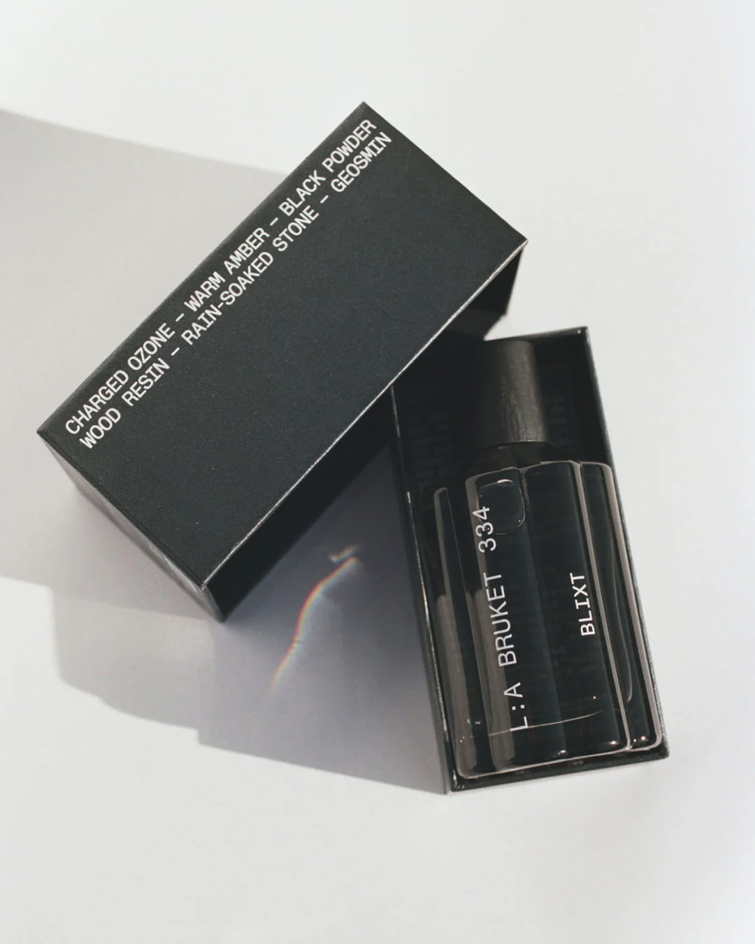 L:A Bruket No. 334 Blixt Eau de Parfum – schwarze Glasflasche mit Sprühkopf, schwarze Verpackung, weißer Hintergrund – Parfüm