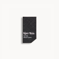 Kjaer Weis Lip Balm – schwarze Texturverpackung, weißer Hintergrund – Lippenpflege